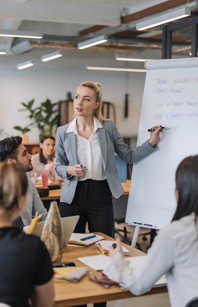 female-business-coach-company-management-explains-how-train-your-team-efficiently-works